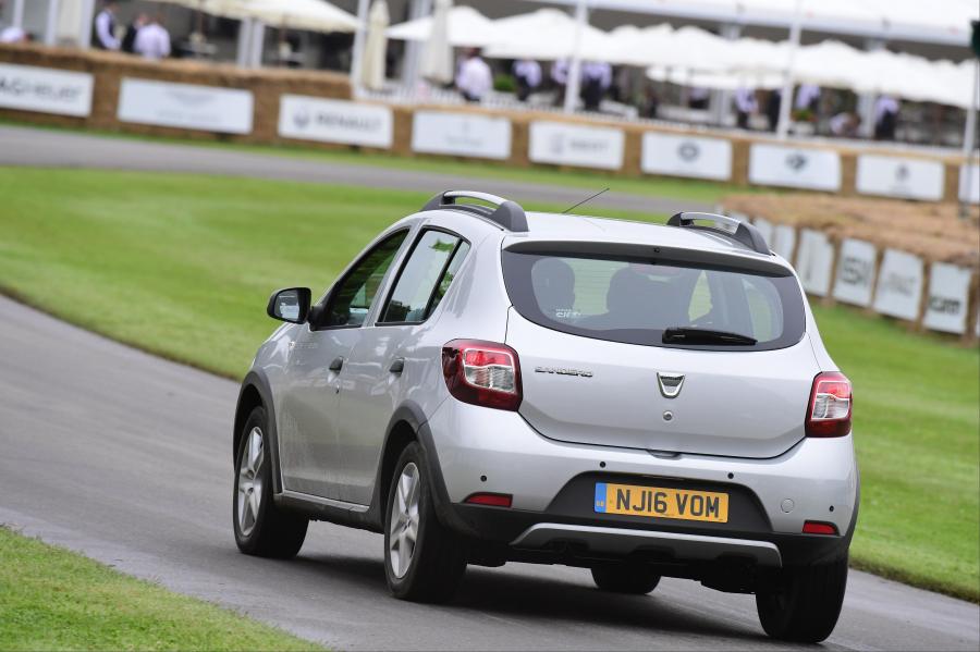  Dacia Sandero Stepway 2013 года  (UK) (фото 10 из 37)